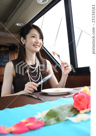 Lunch Cruise 25138161