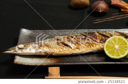 Grilled saury with salt 25138521