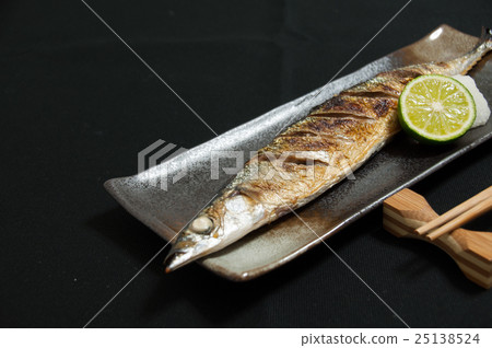 Grilled saury with salt 25138524