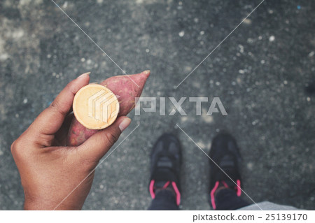 Selfie of sweet potato on hand Selfie of sweet potato on hand 25139170