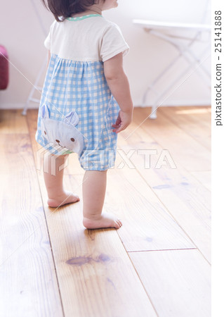 Back of girl 25141888