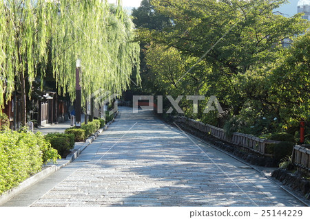 The stone pavement of Kyoto Gion Shirakawa The stone pavement of Kyoto Gion Shirakawa 25144229