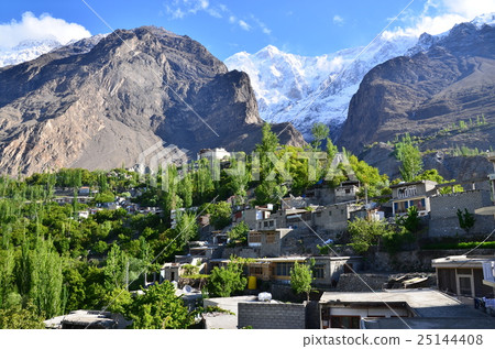 從Hunzakari Marb的中心看的美麗的山和townscape在晴朗在巴基斯坦 25144408