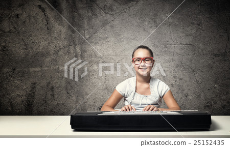 Kid girl play synthesizer 25152435