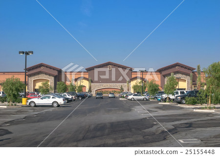 在郊區的大型超市 25155448