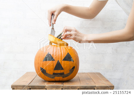 Women's hand making Jack O Lantern Women's hand making Jack O Lantern 25155724