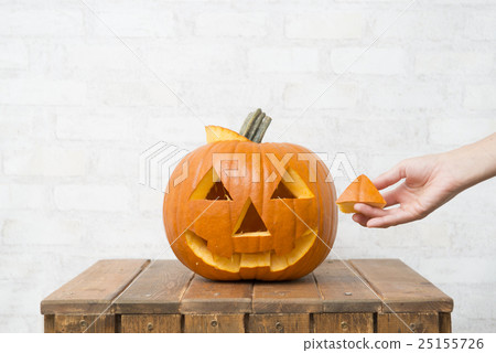 Women's hand making Jack O Lantern Women's hand making Jack O Lantern 25155726