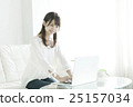 二十多歲的女性正在使用電腦 25157034