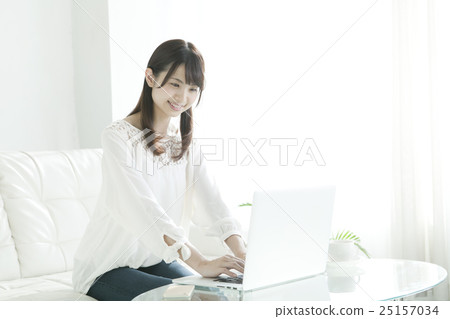 二十多歲的女性正在使用電腦 25157034