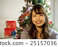 她二十多歲的女性在聖誕樹前 25157036