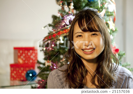 她二十多歲的女性在聖誕樹前 25157036