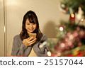 聖誕樹和二十多歲的女性 25157044