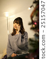 一個女人在房間裡打電話 25157047