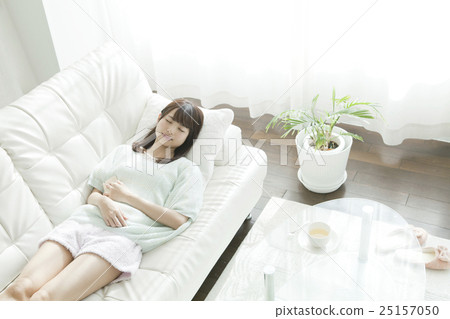 一位女士睡著了 一位女士睡著了 25157050