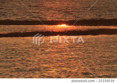 落在湖Comke沼澤地的日落，自然風景，晚上風景，背景材料 25159539