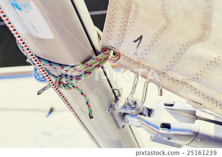 Fixing the mainsail to the mast Fixing the mainsail to the mast 25161239