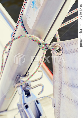 Wrong fixing the mainsail to the mast Wrong fixing the mainsail to the mast 25161240