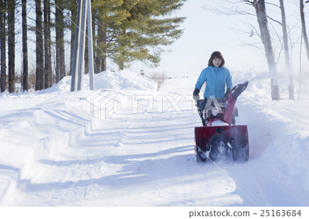 除雪的女人 25163684
