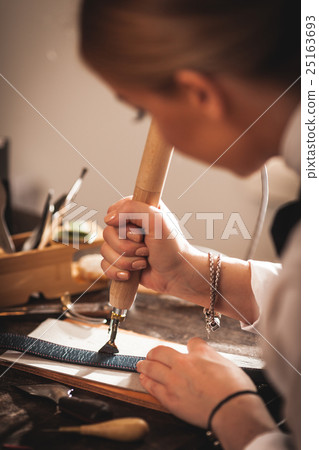 Leather handbag craftsman 25163693