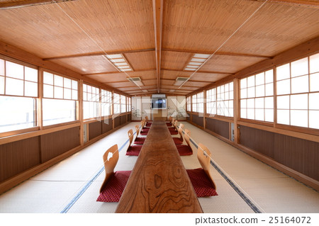 Japanese-style room inside a houseboat ship 25164072