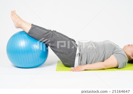 一個胖女人用平衡球訓練 一個胖女人用平衡球訓練 25164647