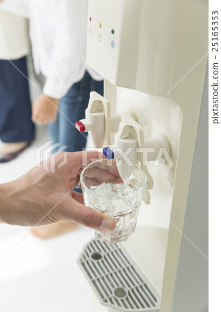 Father to put water in the water server 25165353