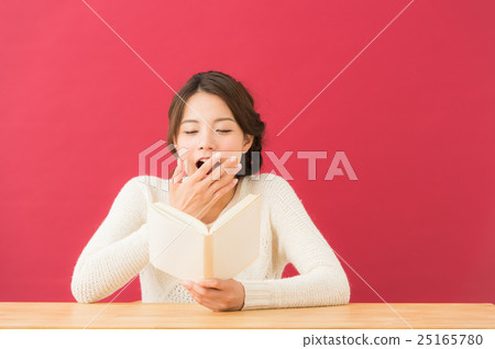 讀一本書的女人 25165780