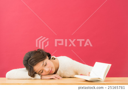 讀一本書的女人 25165781