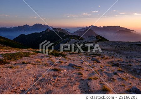 從後面的銀座縱向路徑到後方山脈 25166203