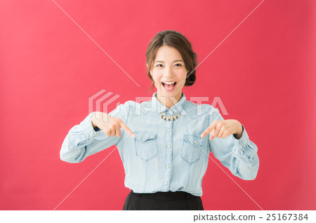 指向女性（紅色背景） 25167384