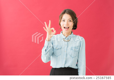 Pointing female (red background) 25167385