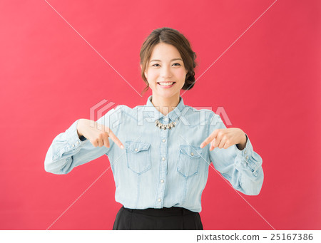 Pointing female (red background) 25167386