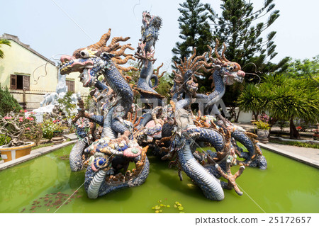 龍的雕像在Hiroyuki Kaikan的在會安市，越南 25172657
