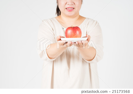 把蘋果放在盤子上的胖女人 25173568