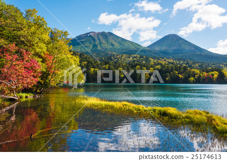 Autumn leaves on Onetou lake Hokkaido Higashi Autumn leaves on Onetou lake Hokkaido Higashi 25174613