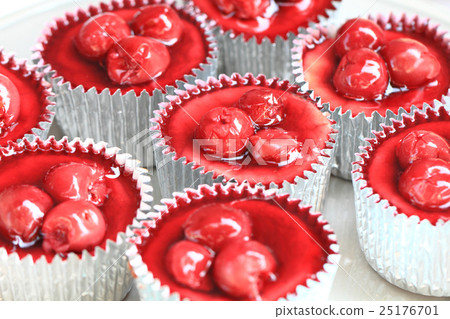 red cherries cupcake 25176701