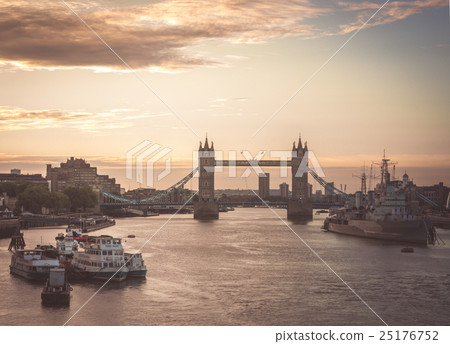 Sunrise over Tower Bridge Sunrise over Tower Bridge 25176752
