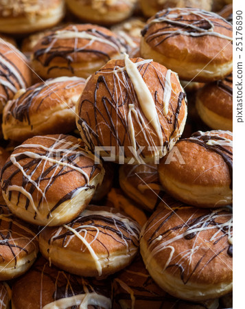Freshly made sweet doughnuts Freshly made sweet doughnuts 25176890