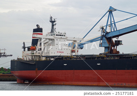 Cargo ship and crane under cargo handling Cargo ship and crane under cargo handling 25177181