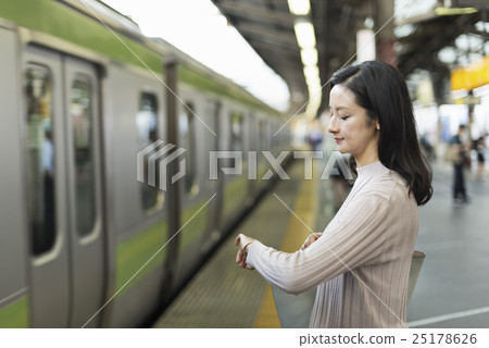 30's Business Men & Women 30's Business Men & Women 25178626