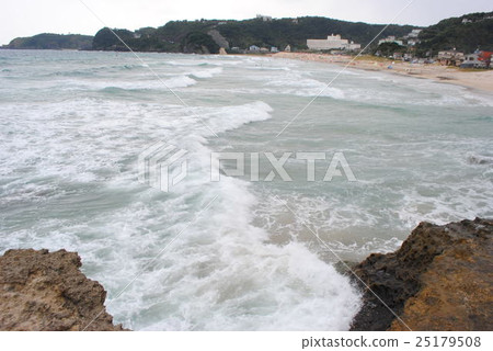 Shirahama shrine where the waves are rough 25179508