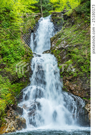 White cloth waterfall White cloth waterfall 25180173