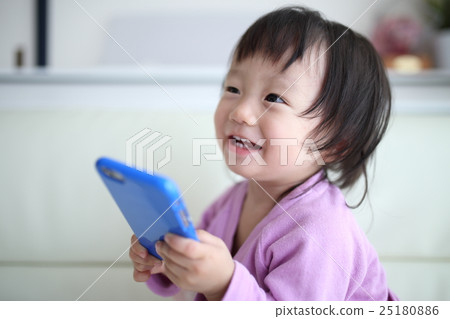 Baby (smartphone mobile phone mail baby toddler girl 1 year old 1 curious curiosity interest) 25180886