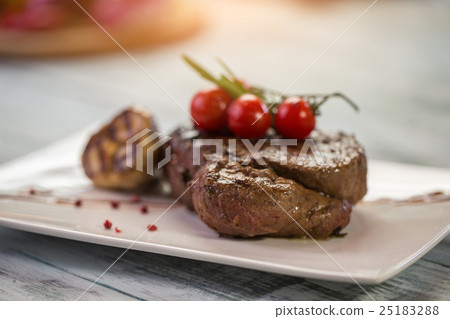 Cooked meat and garlic. Cooked meat and garlic. 25183288