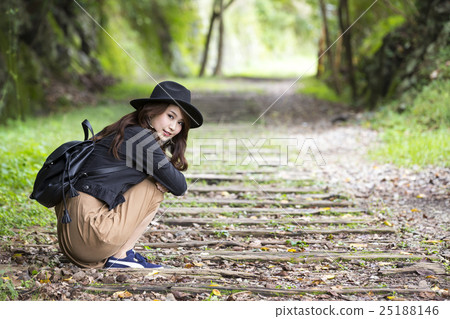 一位戴著帽子的年輕女士漫步在兵庫縣Takedao廢線的徒步旅行路線 25188146