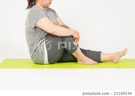 Fat women stretching 25189534