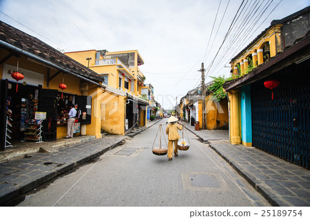 Street vendor in Hoi An Ancient Town, Quang Nam Street vendor in Hoi An Ancient Town, Quang Nam 25189754