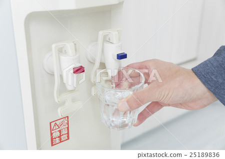 把水放在水服務器裡的男人 把水放在水服務器裡的男人 25189836