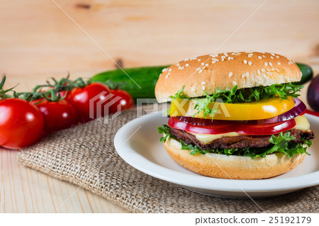 圖庫照片: homemade hamburger with fresh vegetables, close up