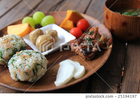 A Japanese food plate of rice balls mixed with okahijiki and tuna in oil 25194197